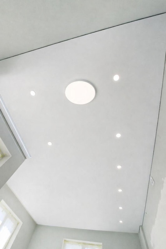 Теневой потолок в гостиной